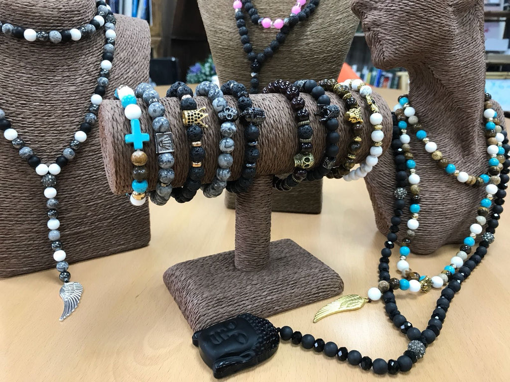 Pulsera Renacer – Granate y Calavera Dorada